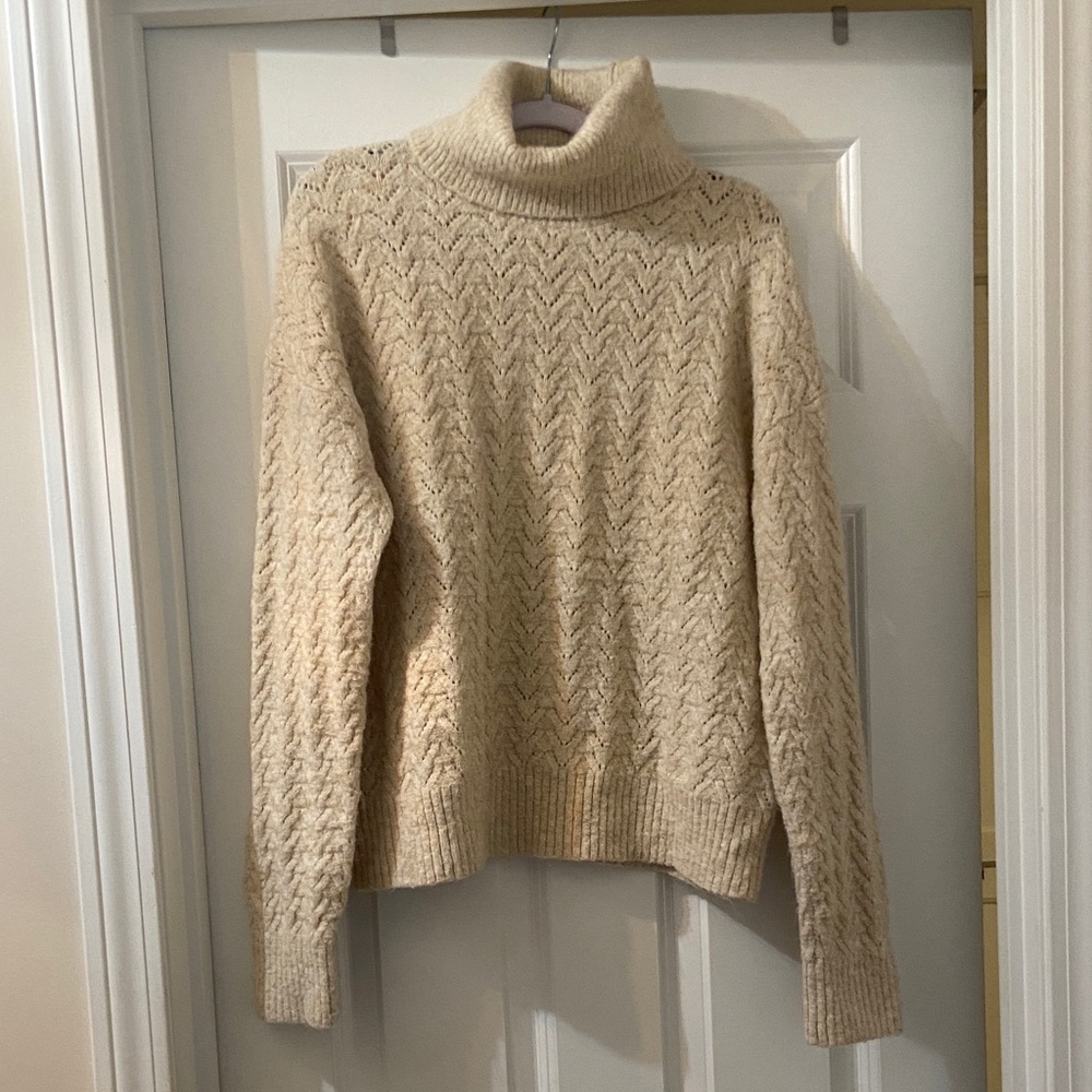 🧡 Women’s Old Navy sweater